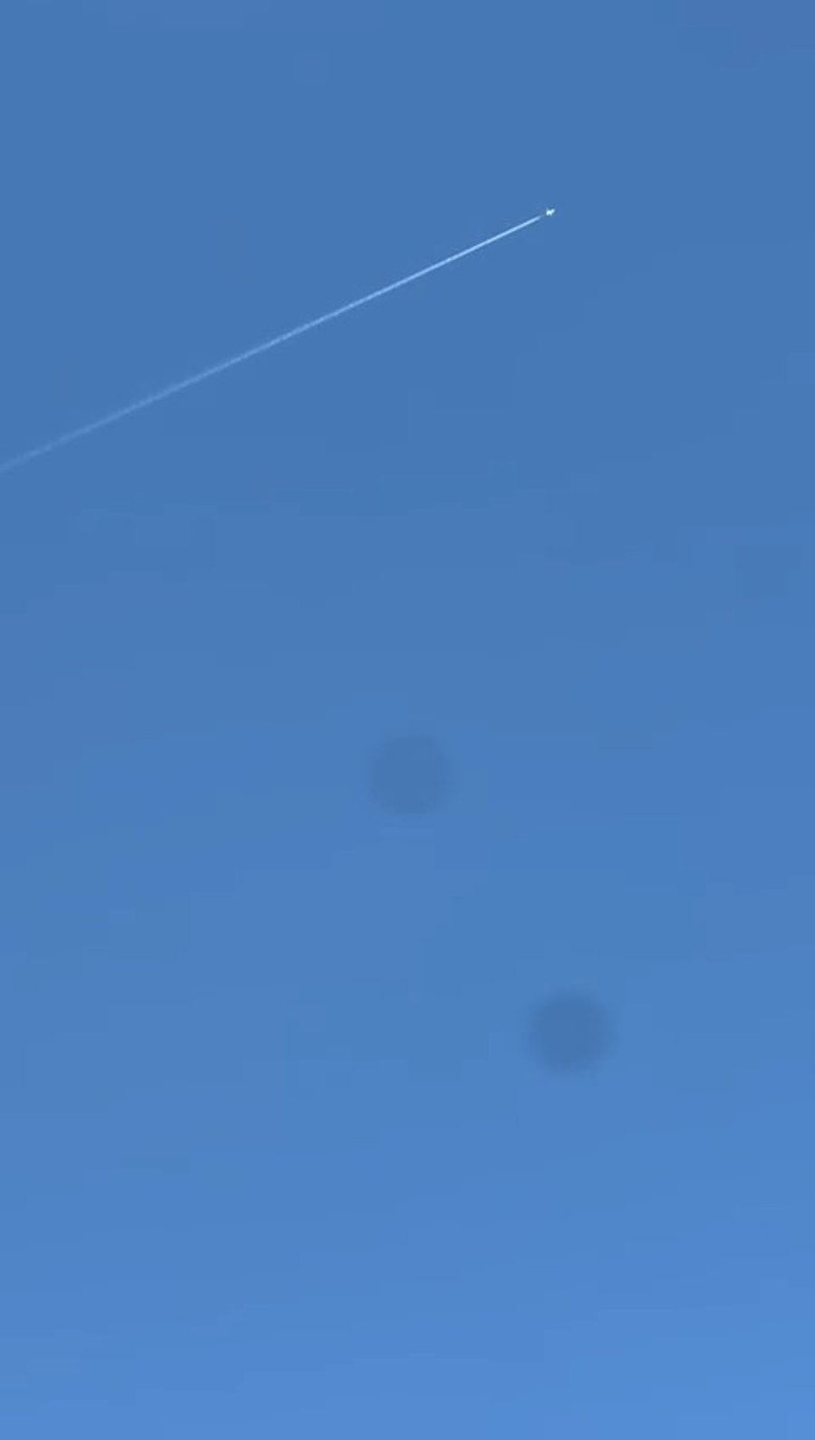 מטוס קרב נע במהירות בזמן היירוט