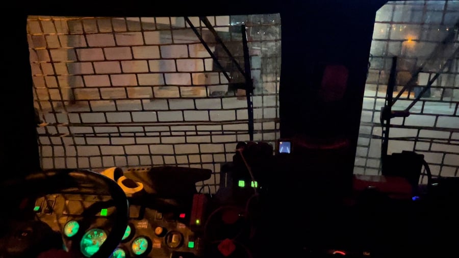 נסיעה בתוך הרכב הממוגן בתוך הכפר חוסאן. כתבת הוודיאו המלאה תשודר במסגרת תוכנית 'דבר ראשון' ביום ראשון