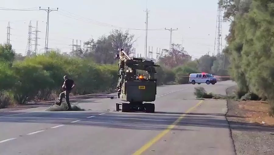 צפו: חבלן רובוטי של המשטרה מנטרל את הכטב"מ בכביש 241 צומת מעון בעוטף עזה