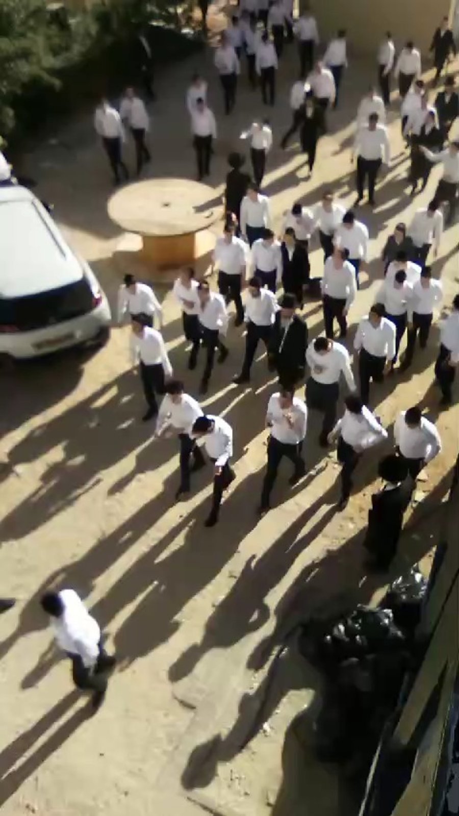 הגר"י כהנמן מלווה על ידי תלמידי ישיבת פוניבז' אחרי שהותקף