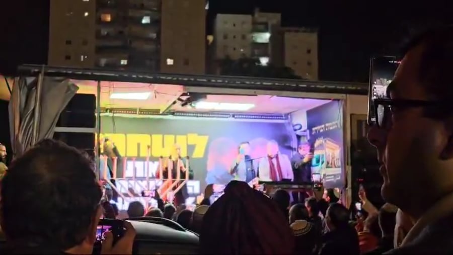 אביו של ארי רוזנפלד בהדלקת נרות עם ההמונים ליד כלא איילון 