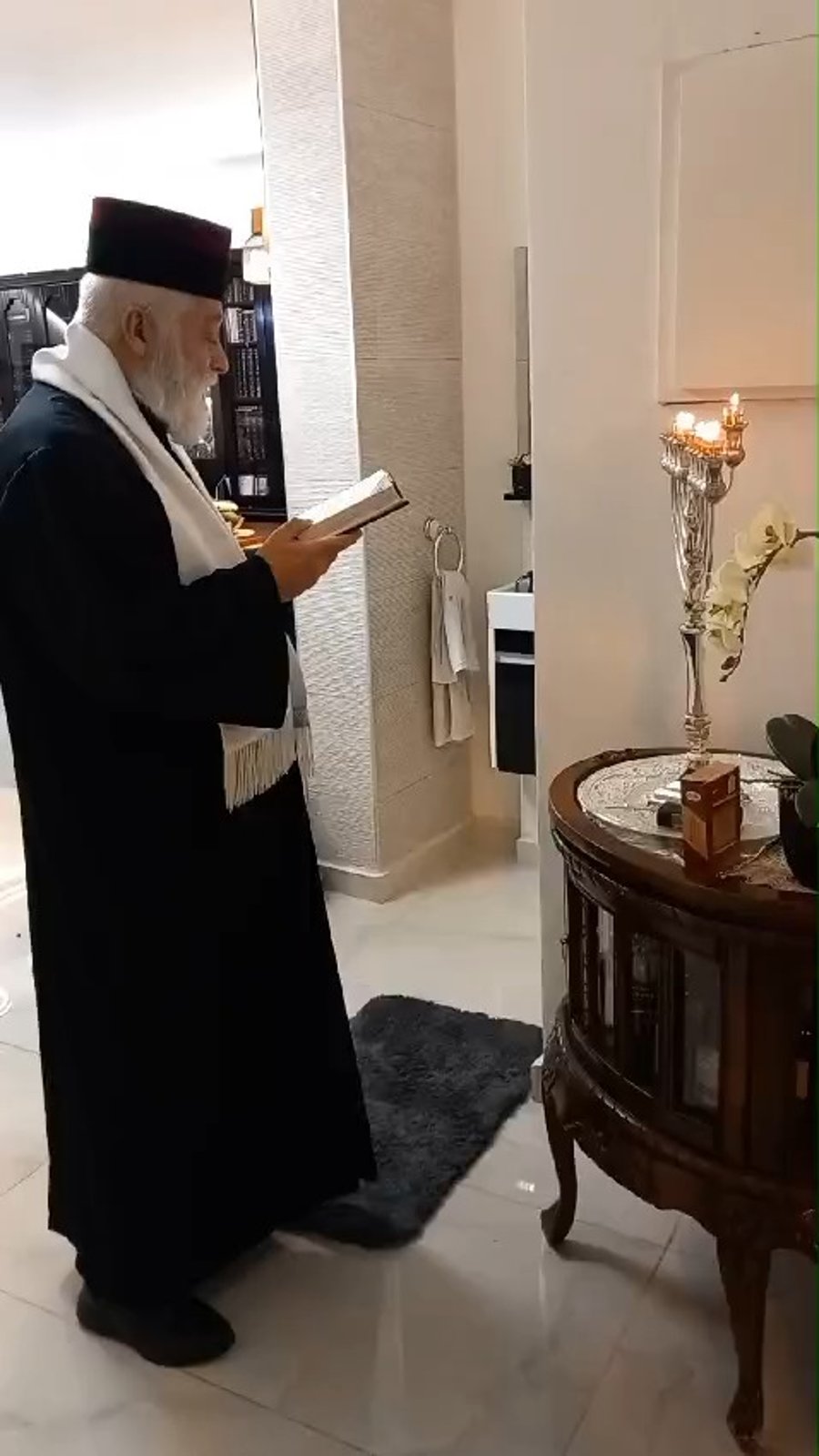 הגאון רבי אברהם מיכאל מאמאן בהדלקת נרות חנוכה