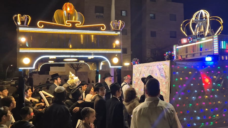 מאות רבות מתושבי קריית מלאכי משתתפים באירוע הכנסת ספר התורה שערכה משפחת שמיס