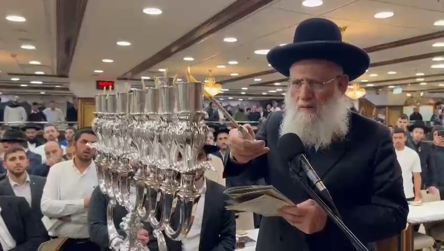 הגאון רבי ראובן אלבז בהדלקת נר חנוכה זאת חנוכה