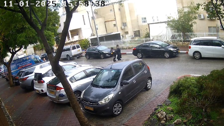 אותו בריון מנסה לרוץ לעברו של הרב סרי 