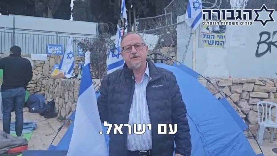 יו"ר פורום גבורה, יהושע שני מחוץ למשרד רה"מ