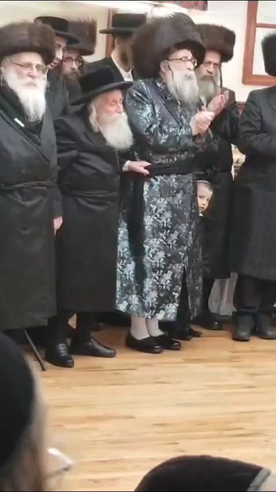 בעת שמחה, מחזיק באבנטו של האדמו"ר מתולדות צבי דספינקא