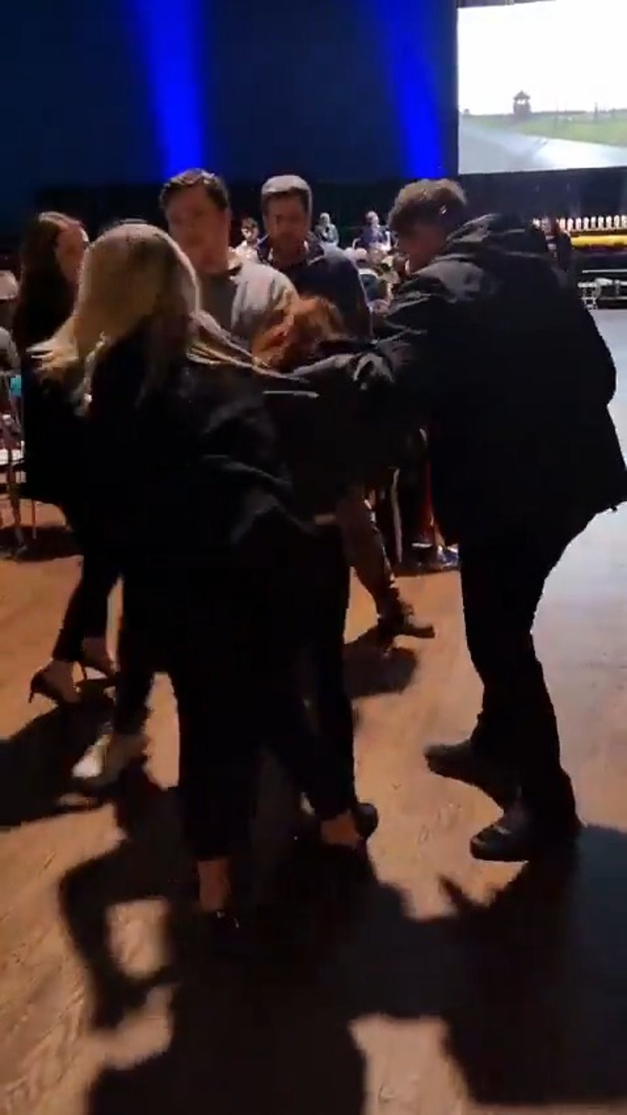 הוצאה בכוח של יהודים שמחו בזמן מחאתו של נשיא אירלנד