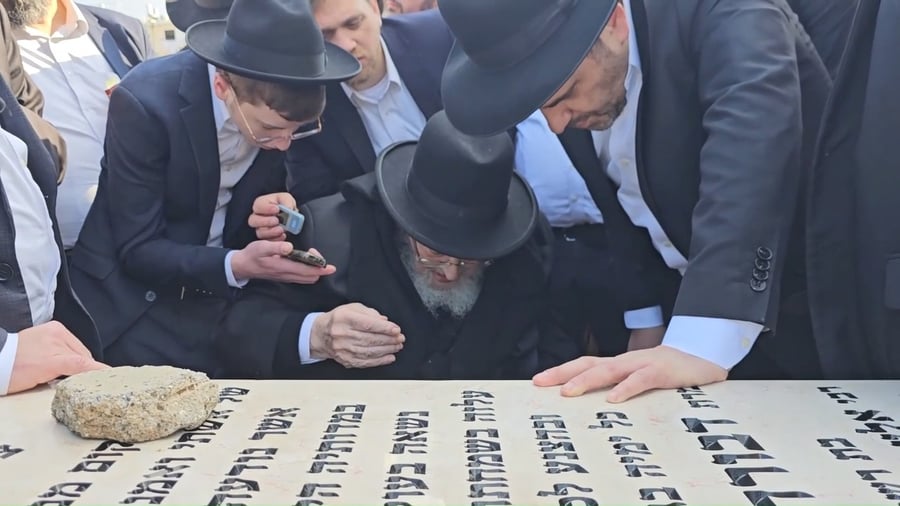 הגרמ"צ ברגמן בעליה לקבר רעייתו הרבנית הצדקנית ע"ה