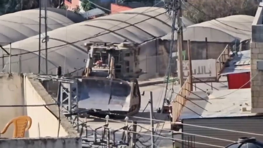 דחפורים של צה"ל פועלים בכפר טמון 