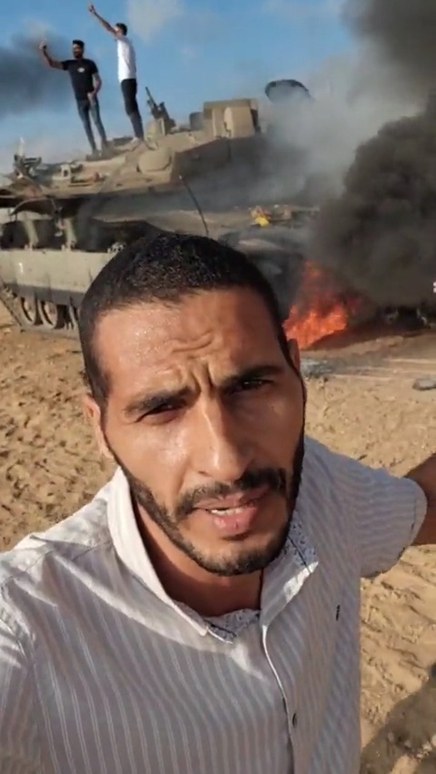 ה"עיתונאי בסמוך לטנק השרוף בבוקר השבעה באוקטובר