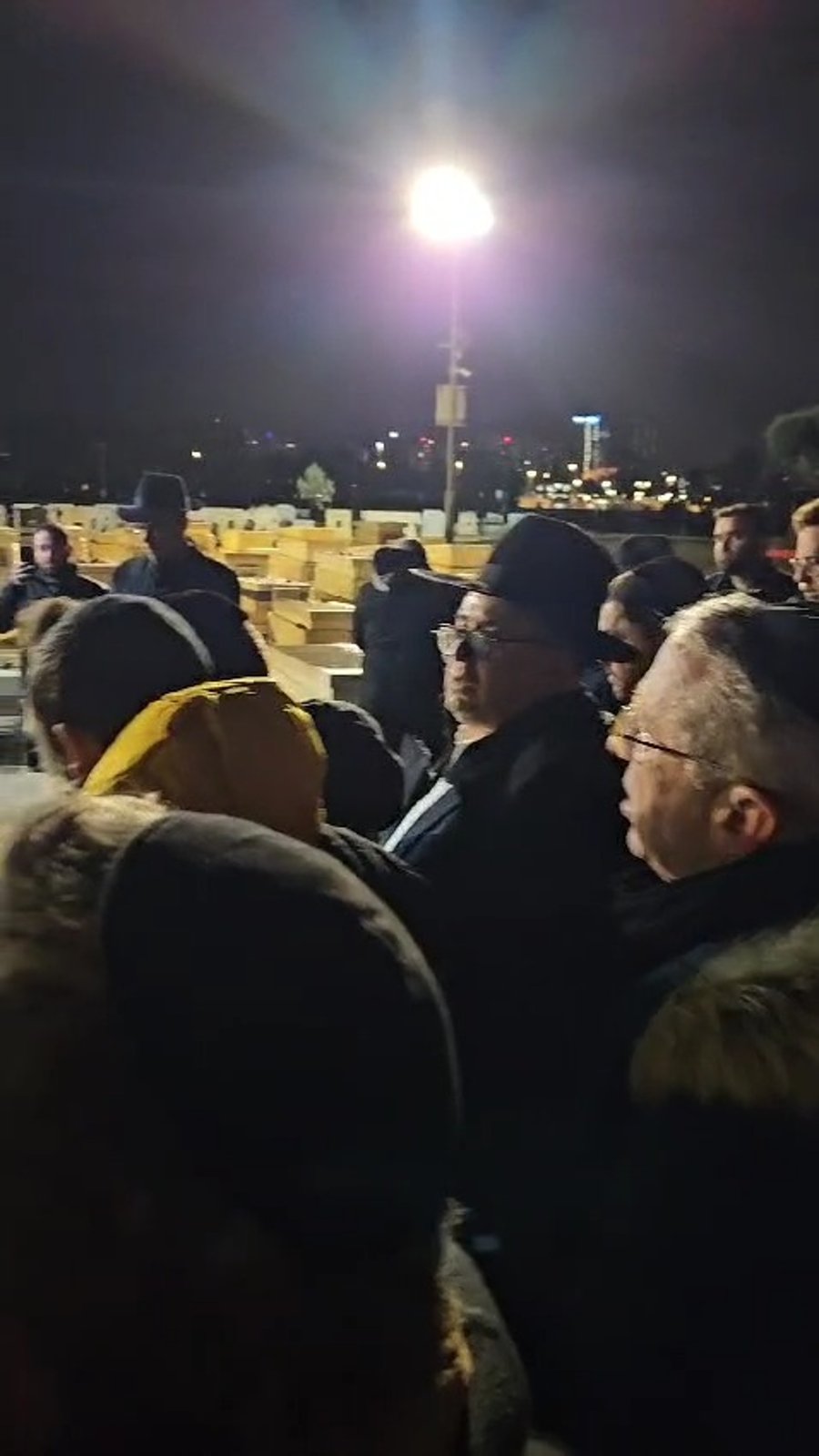 המוזיקאים לבית משפחת לאופר נפרדים מאמם חני בעת הקבורה, לקול שירת 'אלוקי נשמה'