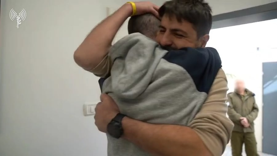 אור לוי במפגש עם הוריו ואחיו בנקודת הקליטה הראשונית