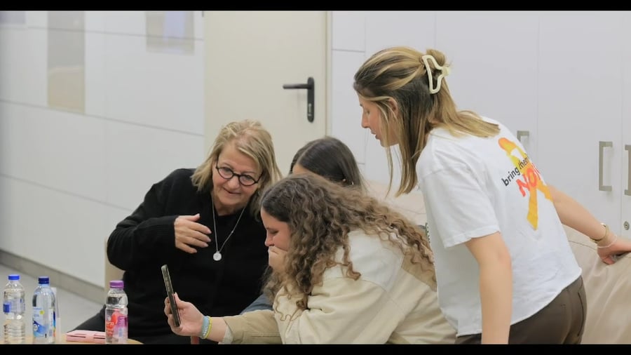 הבנות מדברות עם האבא