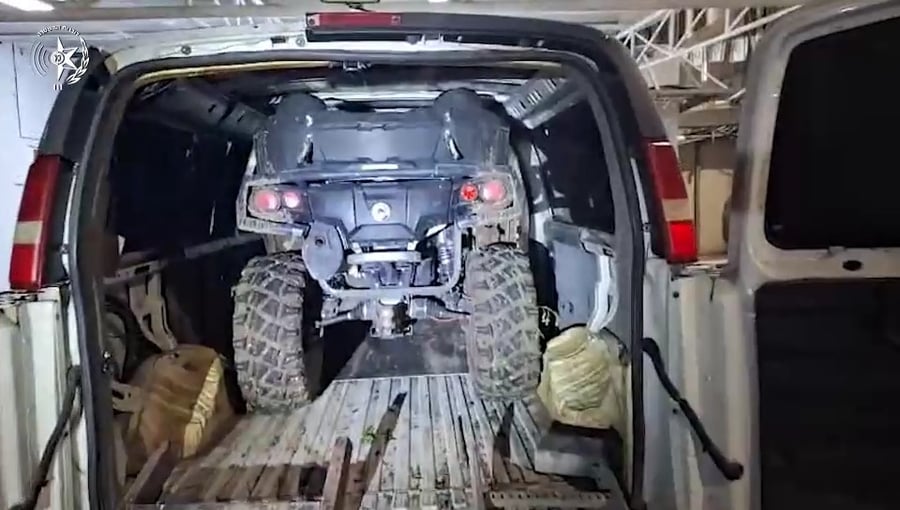 הסוואנה שנתפס ובתוכו טרקטורון ששימש את החולייה