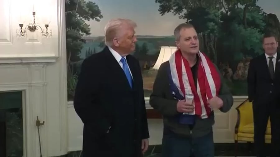 הנשיא טראמפ נפגש עם האסיר המשוחרר מארק פוגל