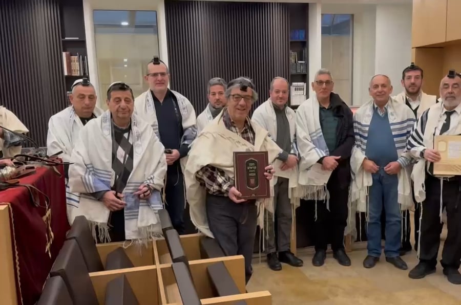 הרב שלמה זביחי רב יהדות ׳משהד׳ איראן, בקברו של הרה"ק חיים פלאג'י 