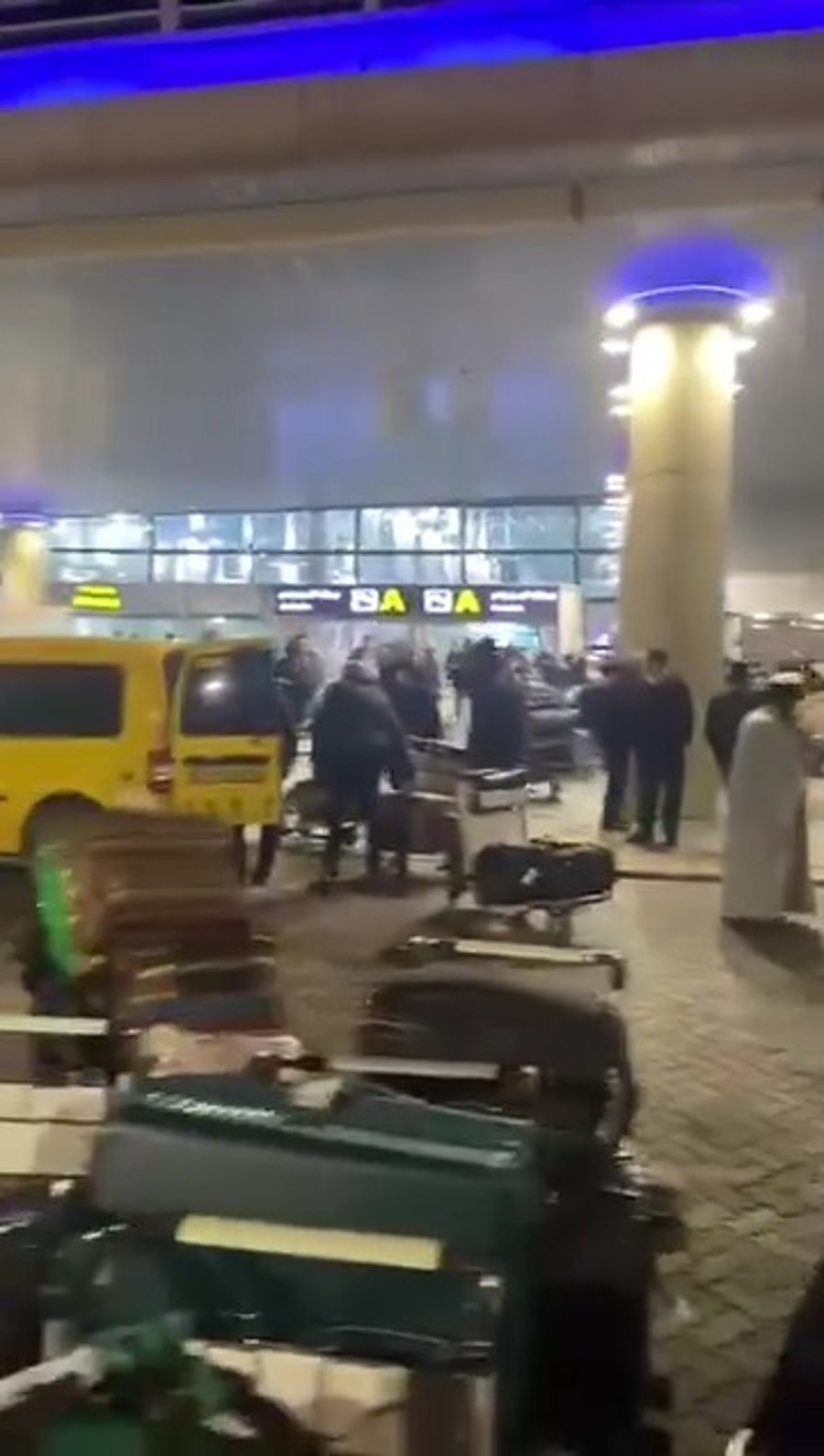 הנוסעים הזועמים מחוץ לנמל התעופה