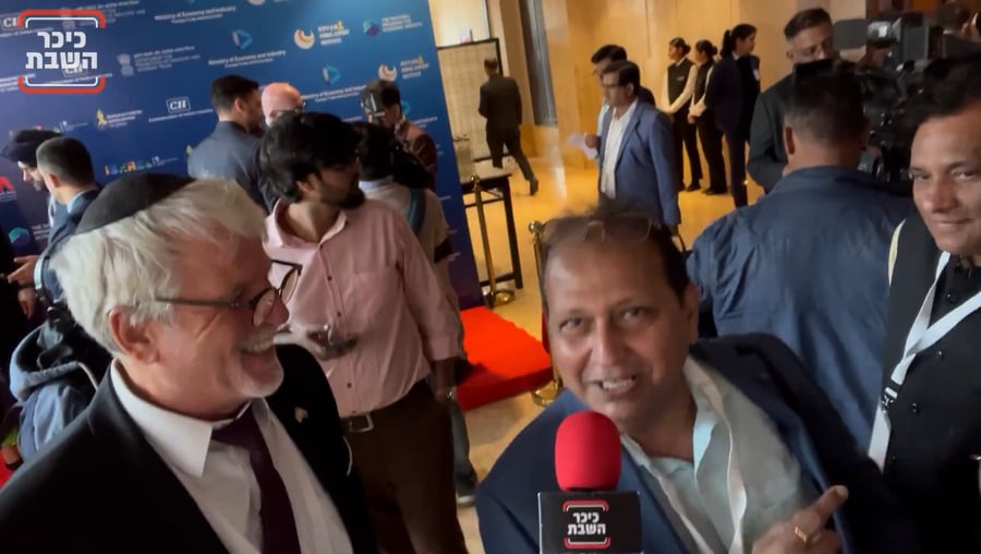 "מצווה גדולה בניו דלהי: איש עסקים הודי שולח ברכה שמחה לכל תושבי ישראל, ישירות מהוועידה - 'מצווה גדולה להיות בשמחה תמיד!'"