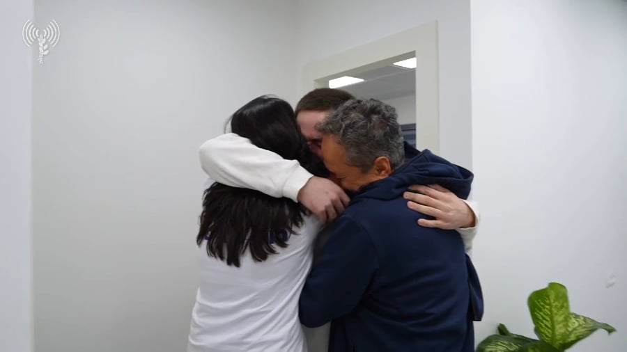 עומר שם טוב במפגש הראשון עם הוריו