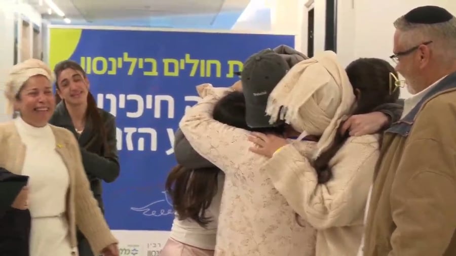 בדמעות והתרגשות. בני משפחתו של אליה כהן קיבלו את פניו בבית החולים