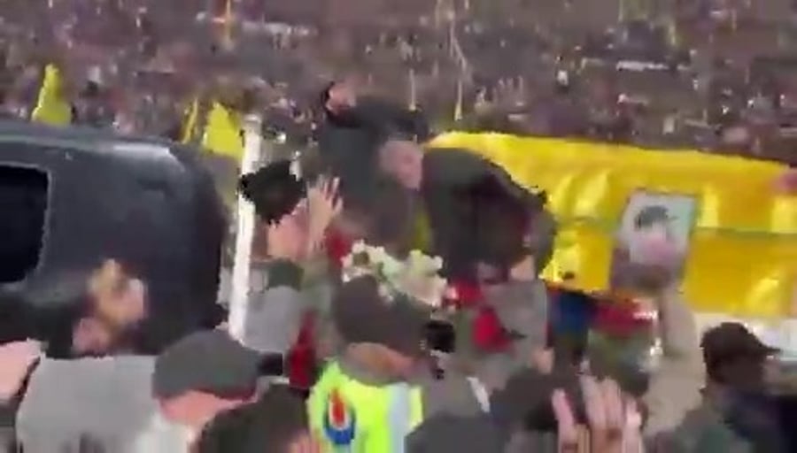 מלווי הארונות מתכופפים מחשש לתקיפה