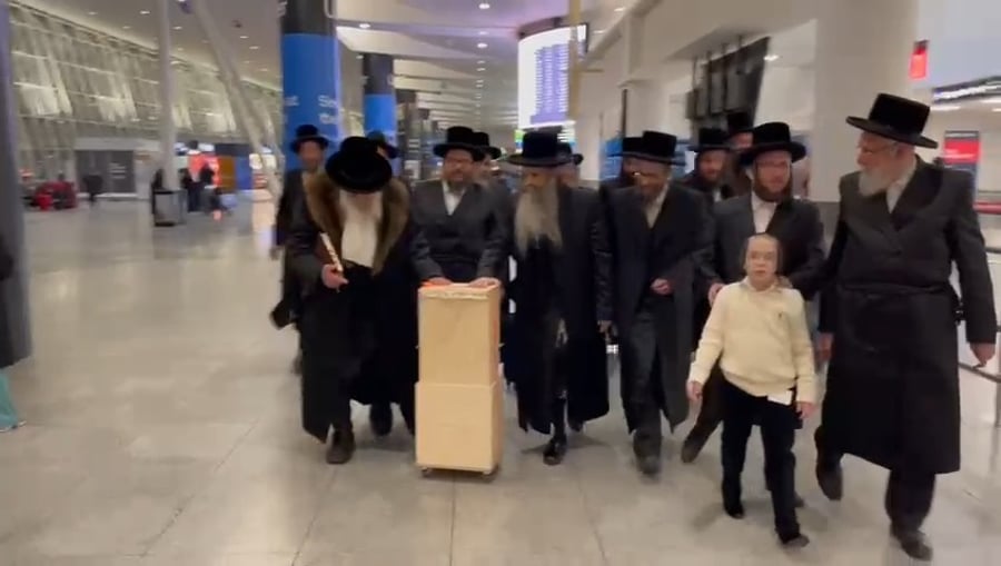 הרה"צ אהרן מענדיל טווערסקי מקבל את ספר התורה של הבעש"ט