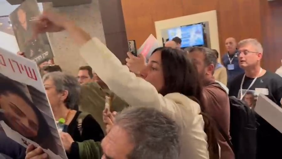 המהומה בכניסה ליציע המליאה