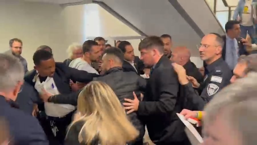 מהומה בכניסה למליאה