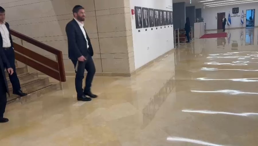 גפני בכניסה לפגישה עם נתניהו, מוקדם יותר היום 