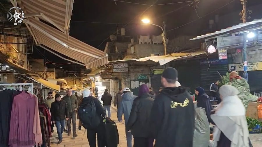 מאמינים מוסלמים בדרכם לתפילות במסגדים