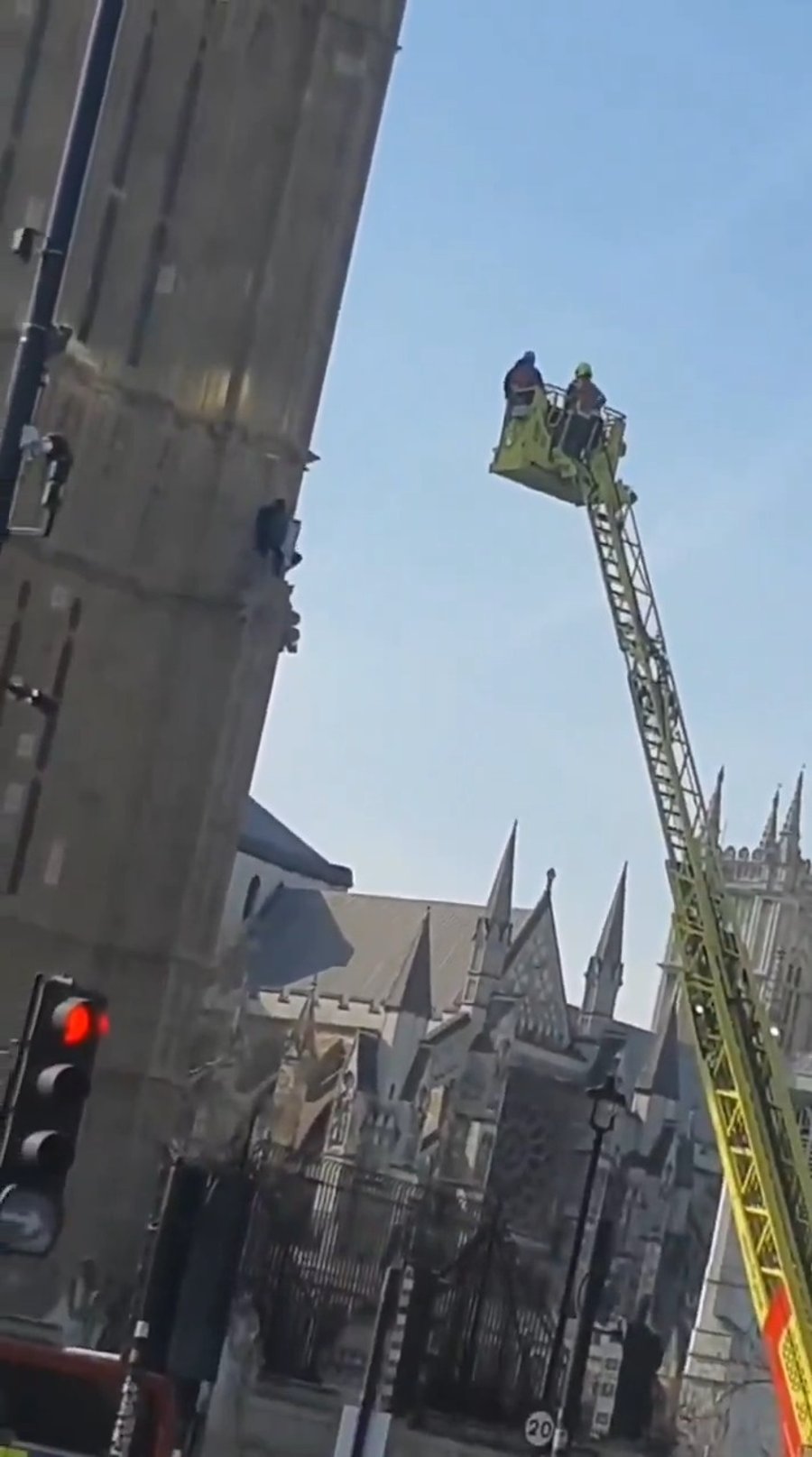 ניסיונות ההורדה ממגדל הביג בן