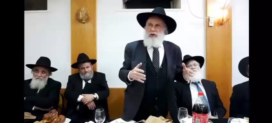 הגאון רבי נטע שילר בשיחה בישיבתו