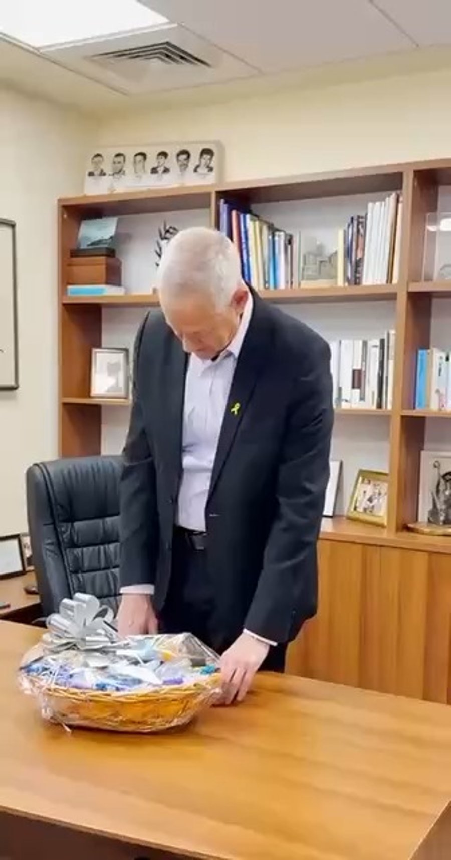 גנץ במשלוח מנות לח"כ אלמוג כהן 