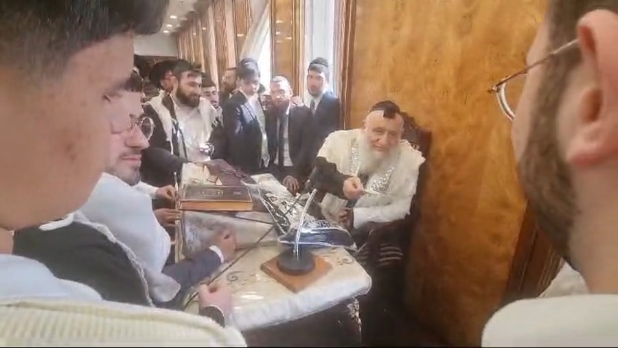 הגאון רבי רואבן אלבז בחלוקת מעות פורים