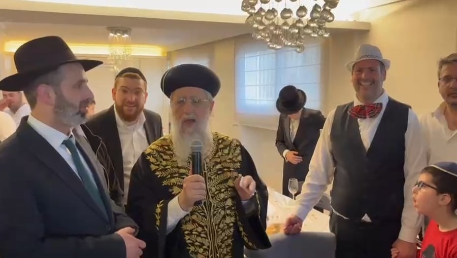 הראשל"צ הגר"ד יוסף בתפילת 'מי שברך' להאדמו"ר מויז'ניץ ביום הפורים