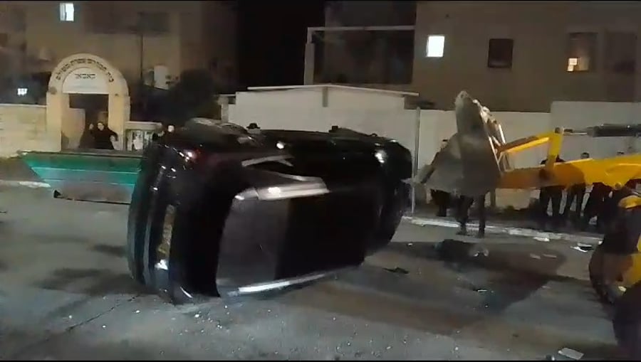 רכבו של רה"ע מפונה מזירת האירוע