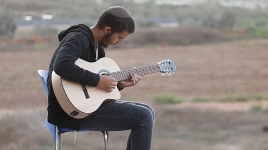 שיר הנושא "גיבור" מתוך האלבום של מנחם