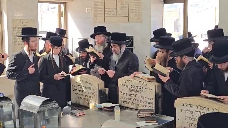 הגה"צ רבי חיים מאיר הגר אב"ד קריית ויז'ניץ בתפילה באוהל אדמו"רי ויז'ניץ