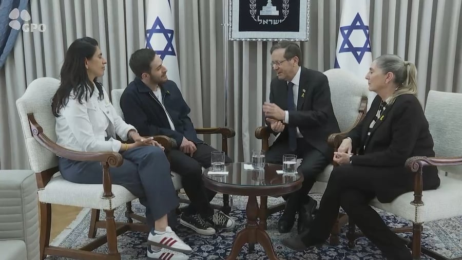 הנשיא עם משפחת שם טוב 