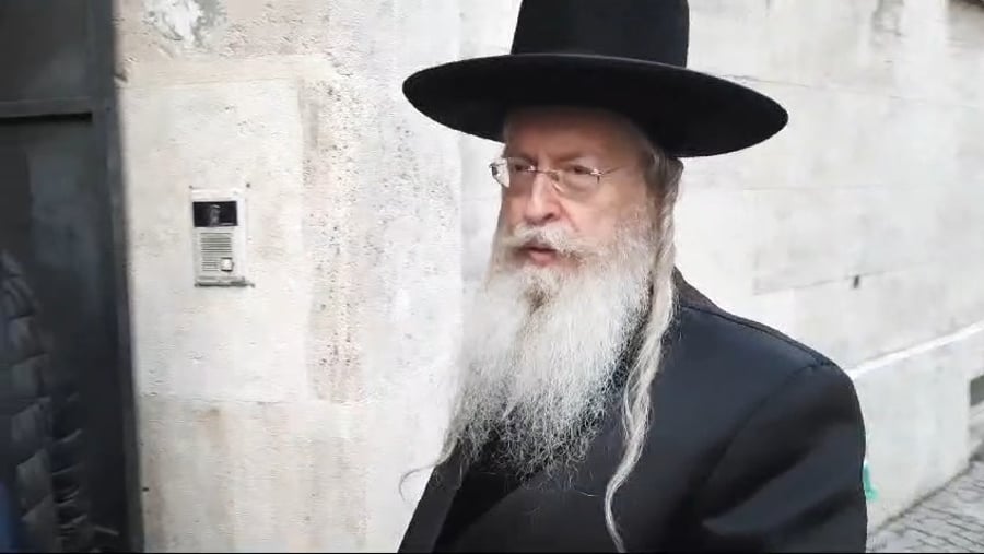 הרב רבינוביץ נהדף בכניסה לבית הכנסת 