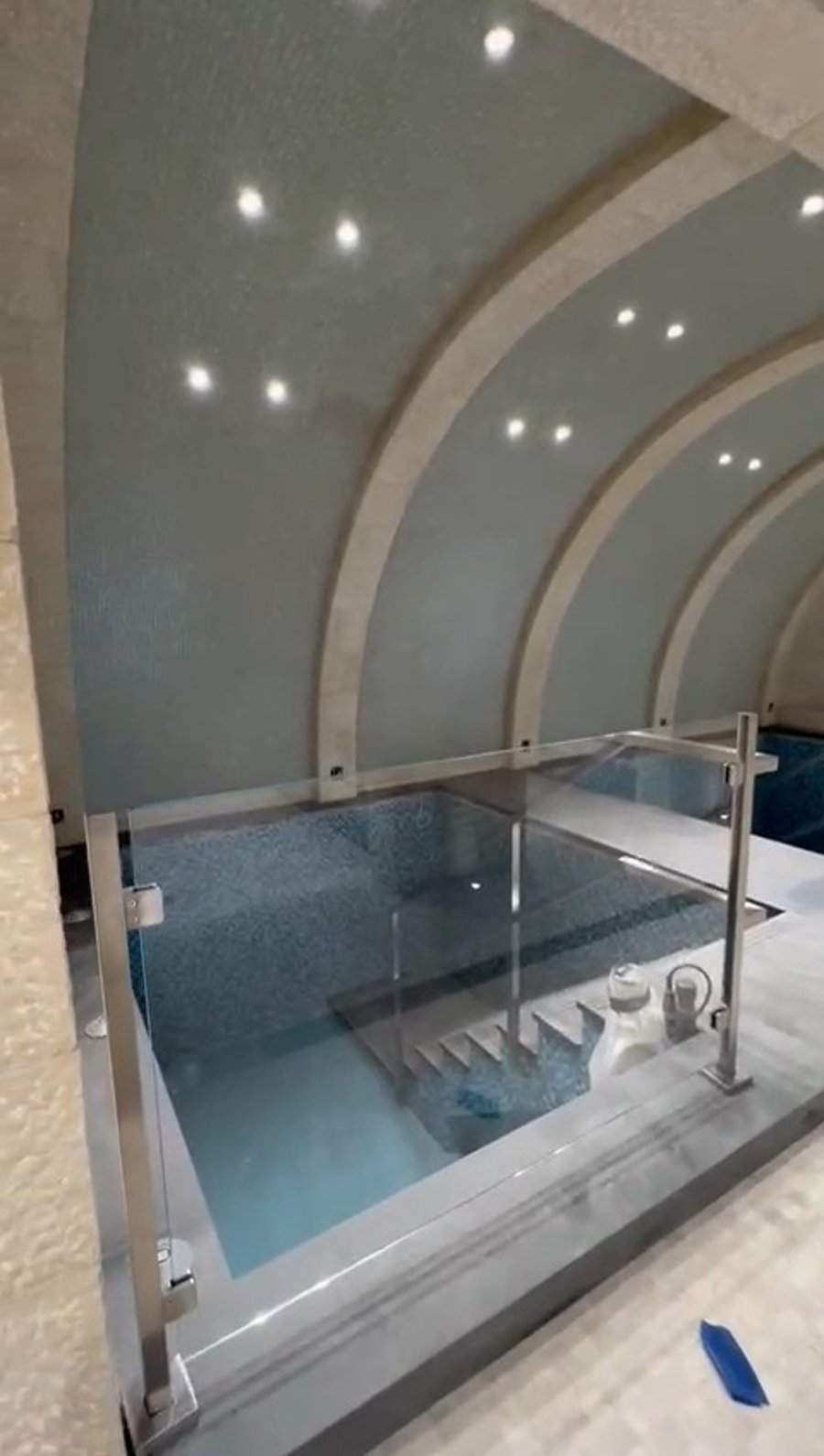 פנים המקווה המפואר של יולי לנדא