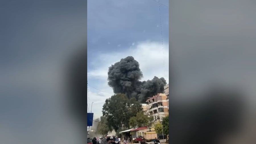 העשן הרב לאחר התקיפה וקריסת הבניין