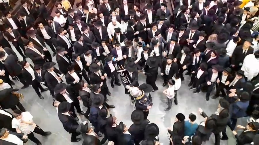 ריקודי השמחה במעמד