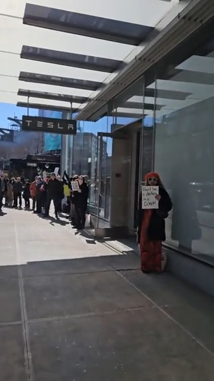 ההפגנה מול מטה טסלה