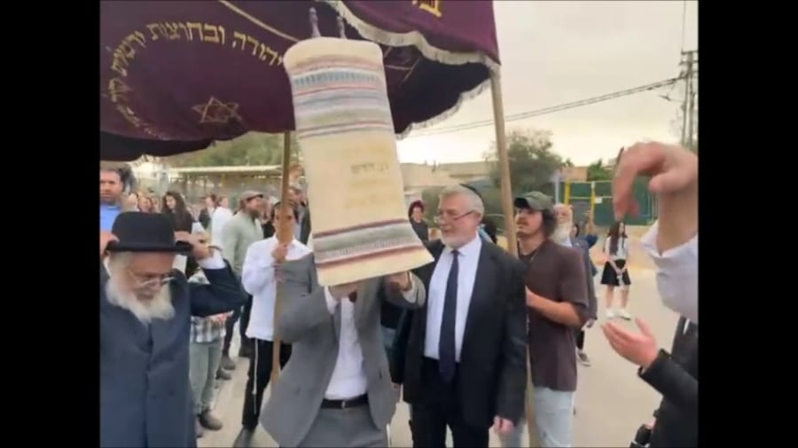 תיעוד מהכנסת ספר התורה