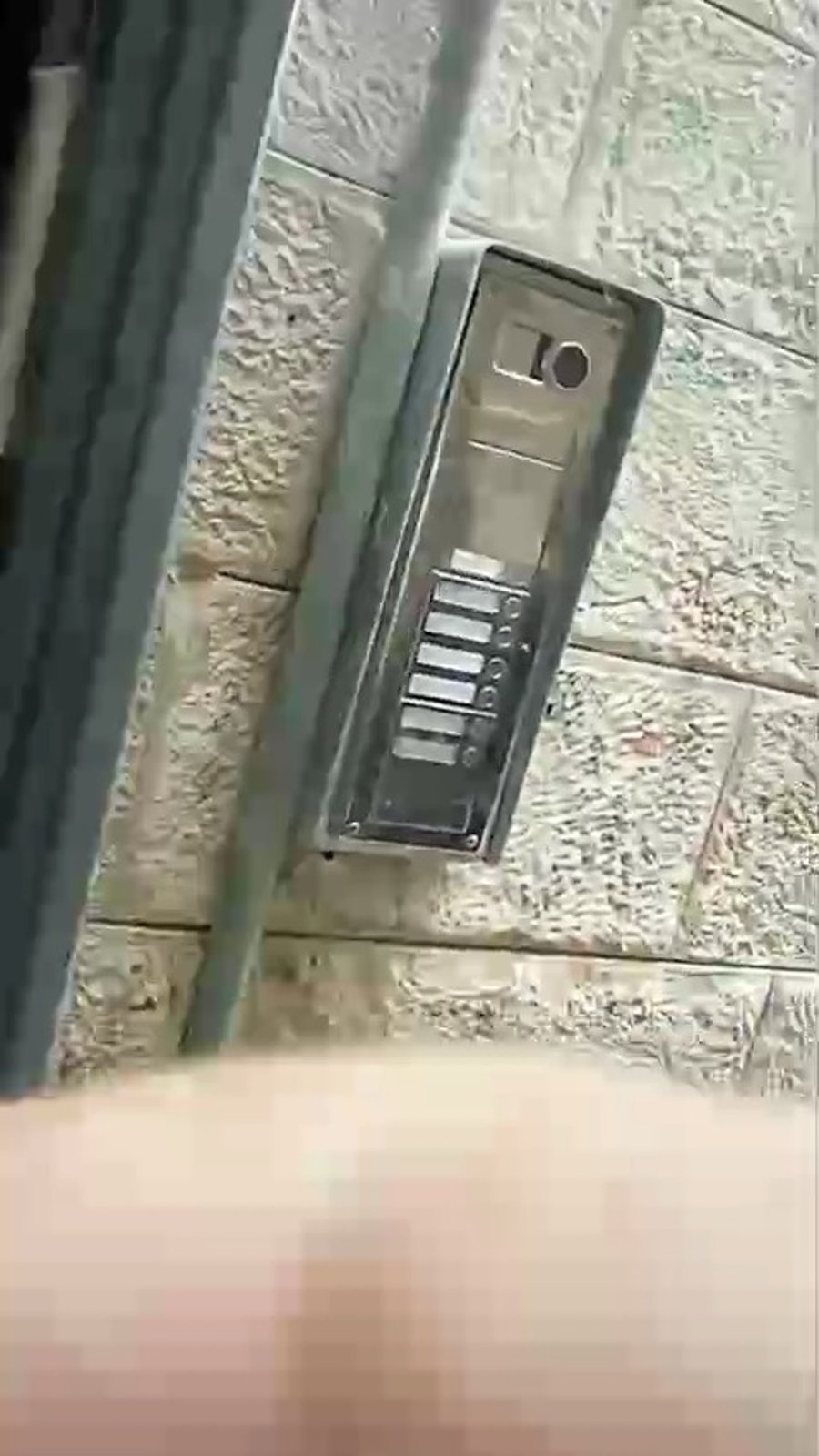 השוטרים בכניסה לבית המשפחה