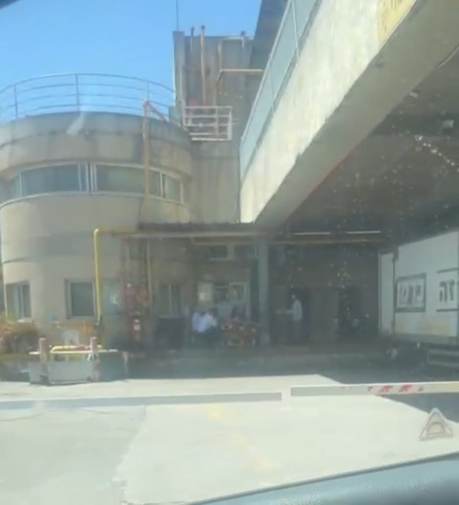 האברך עם רכבו סמוך למאפיית ברמן 