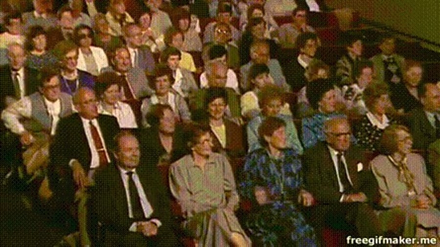 הרגע בו קמו המשתתפים לכבוד וינטון (יושב בשורה ראשונה מימין)