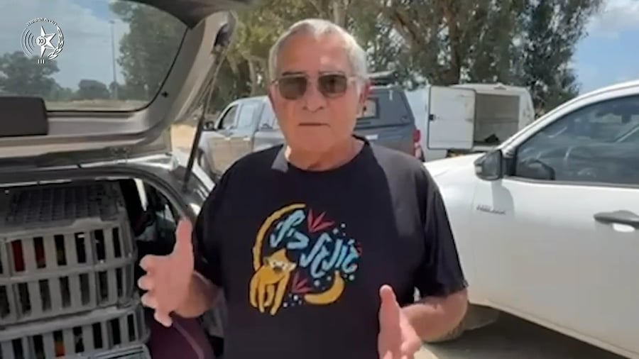 בעל המקום מודה לכוחות